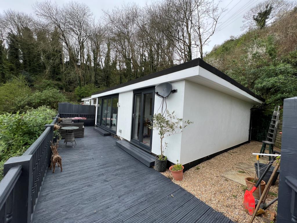 Lot: 74 - HOLIDAY COTTAGE WITH SEA VIEWS - Outside photo of holiday cottage in Ocean View Road Ventnor